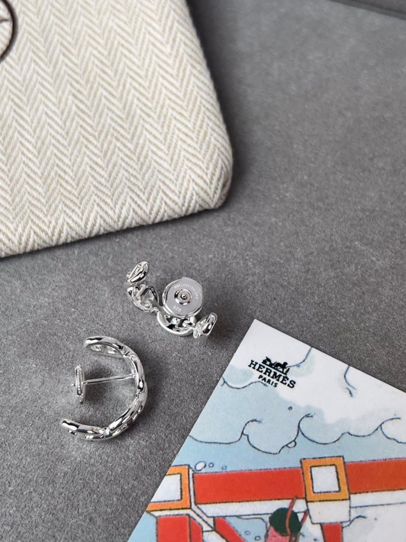H**me5 earrings